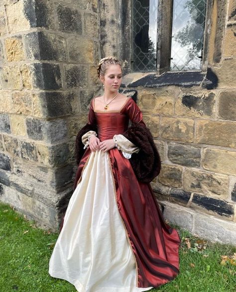 1500s Womens Fashion, Rennisance Dresses Aesthetic, Dresses From The 1500s, Tudor Aesthetic Dress, 1600s Womens Fashion, Tudor Dresses Aesthetic, Medieval Queen Costume, 1500 Fashion Women, 1600 Dresses Gowns