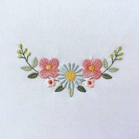 Embroidery Small Flowers, Embroidery Border Designs, Floral Machine Embroidery Designs, Flowers Border, Machine Embroidery Quilts, Pola Bordir, Diy Embroidery Patterns, Floral Embroidery Patterns, Hand Embroidery Videos