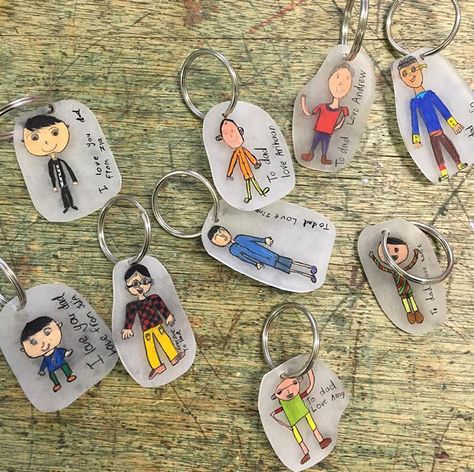 Dad Keychain Diy, Shrinky Dink Keychain, Kids Fathers Day Crafts, Fathersday Crafts, Diy Father's Day Crafts, Fathers Day Art, Father's Day Activities, Keychain Craft, Diy Father's Day Gifts