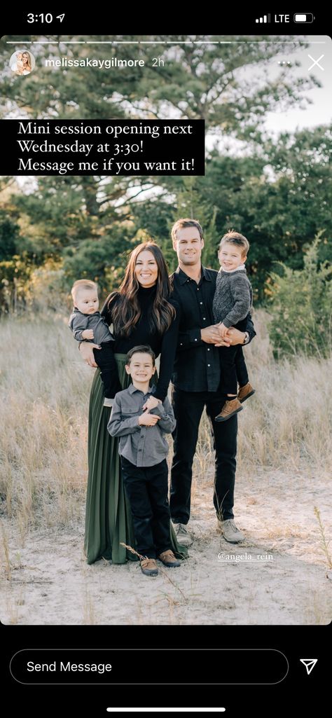 Fall Family Photos Dark Colors, Fall Family Photos Hunter Green, Family Photos Green Outfits, Emerald Photoshoot Family, Dark Green Family Photo Outfits, Black Outfits For Christmas Pictures, Fall Family Photos With Black Outfits, Family Photos Forest Green, Christmas Color Schemes For Pictures