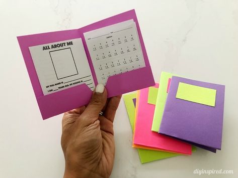 DIY Doll Sized Folders Doll School Supplies Printables, Doll Sized Printables, Mini Folder Diy, Diy Mini School Supplies, Ag Doll Crafts Diy, How To Make Mini Stuff, Diy Doll School Supplies, Doll School Supplies, Paper School Supplies