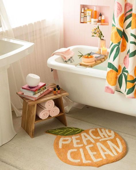 Peach Clean - bathroom decor inspiration! Peach bath rug and shower curtain. Peachy Clean Bath Mat, Peach Bathroom, Bathroom Themes, Pink Walls, Kids' Bathroom, Elle Decor, Bathroom Inspiration, تصميم داخلي, 인테리어 디자인