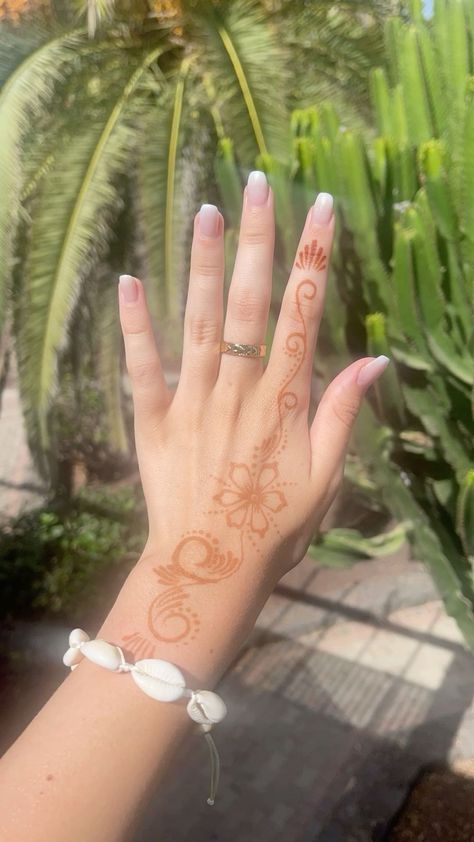 There's a new beauty trend taking over Instagram and it's absolutely stunning. Say hello to "quartz nails". Henna Hand Ideas Simple, Henna Art Designs Hand, Henna Beach Tattoo, Henna Designs Dolphin, Simple Henna Ideas Hands, Simple Red Henna Designs, Hand Tattoos Henna Style, Hibiscus Henna Tattoo, Henna Summer Tattoos