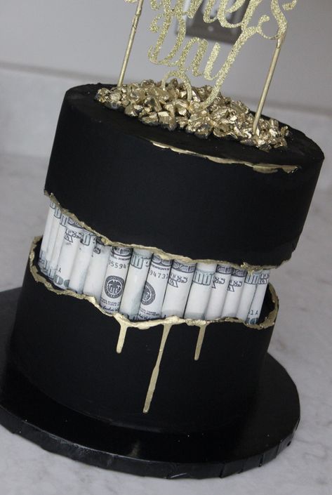 Rich Cake Design, Sweet 16 Money Cake, Black Fault Line Cake, Money Bday Cake, Cake With Money Design, Cake Money Design, Black Cakes Aesthetic, Birthday Cake With Money, Black Bday Cake Aesthetic