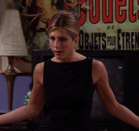 Jennifer Aniston Toned Arms, Jennifer Aniston Arm Workout, Toned Arms Inspirations Aesthetic, Rachel Green Body Goals, Womens Toned Arms Aesthetic, Jennifer Aniston 90s Outfits, Strong Arms Women, Women Toned Arms, Jennifer Aniston Body