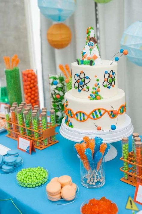 Biochemistry Graduation Party Ideas, Chemistry Themed Food, Science Birthday Party Ideas Decoration, Mad Science Cake, Science Cake Pops, Kids Science Birthday Party, Science Themed Cake, Science Graduation Party, Laboratory Decorations