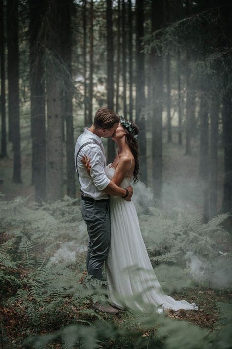 Forest Wedding, Wedding Photography Poses, Wedding Fotos, Diy Bohemian, Outdoor Wedding Photos, Foto Tips, Romantic Photos, Foto Poses, Woodland Wedding