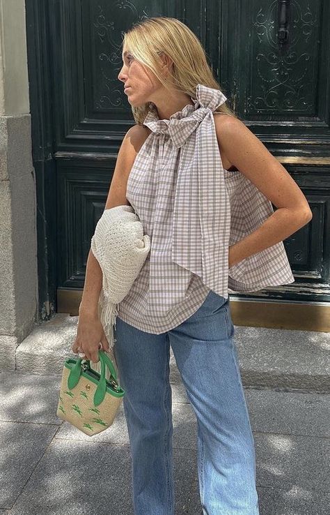Spanish Street Style
#MadrileniansInMadrid
Moda Española
Madrilenians Interior Designer Outfit Style Women, Summer Chic Outfit Classy, Romantic Minimalist Style, Ruffle Blouse Outfit, Summer Outfits Denim, Euro Fashion, Summer 2024 Fashion, Alledaagse Outfits, Summer Blouse