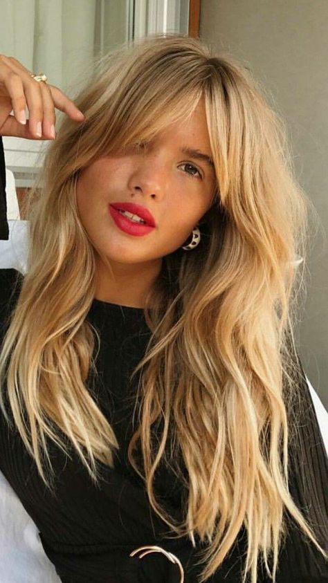 Long bangs and wavy hair Long Fringe Hairstyles, Vlasové Trendy, Hair 2018, Fringe Hairstyles, Long Hair With Bangs, Brown Blonde Hair, Blonde Bobs, Curtain Bangs, Trending Hairstyles