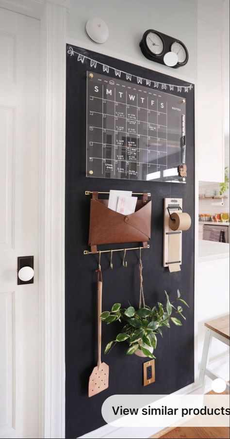 Home Notice Board Ideas, Kitchen Dry Erase Board Ideas, Organization Board Wall Kitchen, Calendar Station In Kitchen, Home Office Chalkboard Wall, Kitchen Reminder Board Ideas, Reminder Board Ideas Home, Cork Board Ideas Kitchen, Chalkboard Wall Calendar Ideas