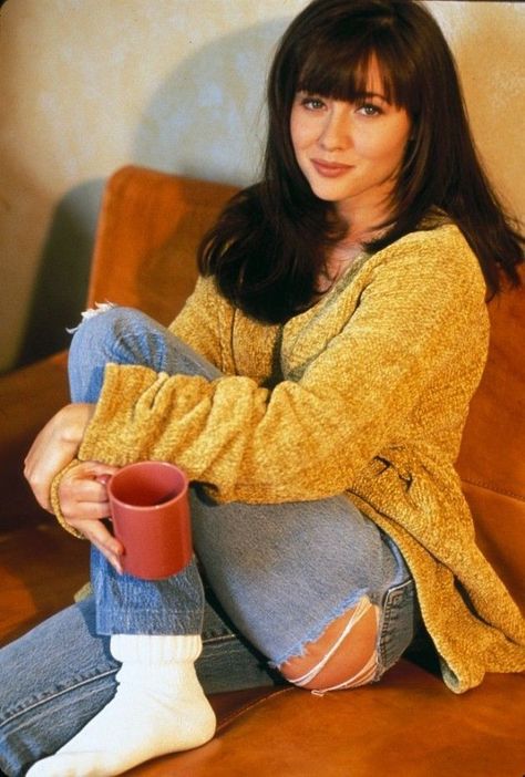 Skater Girl Outfits, 90s Movies Fashion, Shannen Doherty Charmed, Skater Girl Outfits Grunge, Style Année 90, Charmed Tv, Look Jean, Salopette Jeans, Shannen Doherty