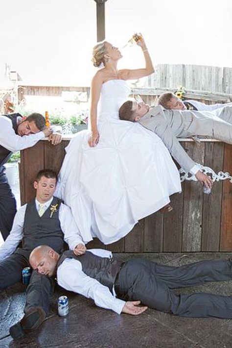 Wedding Photo Shoots Ideas, Wedding Poses Group Shots, Bad Wedding Photos, Funny First Look Wedding Photos, Wedding Bridal Photography, Fun Family Wedding Photos, Photo Poses For Wedding, Beach Wedding Photo Ideas, Crazy Wedding Photos