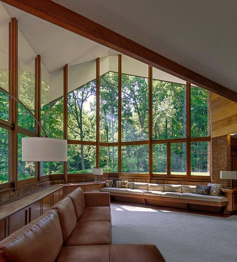 The Charles F. Glore House - 1951: James Caulfield's Architectural Photography Taliesin Frank Lloyd Wright, Vermont Cabin Interior, Mid Century Modern Den, 70s House Design, 70s House, Japanese Architect, Mid Century Architecture, Lake Forest, Frank Lloyd