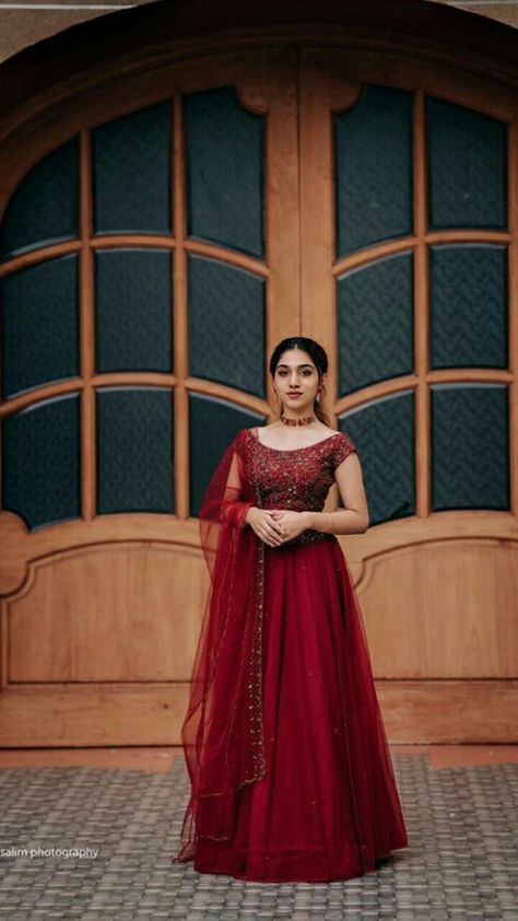 Reception Dress Ideas Indian For Sister, Simple Reception Dress Indian, Simple Reception Lehenga, Christian Bridal Lehenga, Engagement Red Dress, Red Lehanga Outfits Bridal, Lehangas Bridal Engagement, Outfit For Reception Indian, Engagement Lehenga Kerala