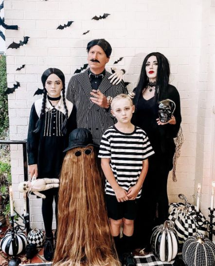 Halloween Costumes Adams Family, Family Halloween Photoshoot, Family Halloween Costumes With Kids, Adams Family Costume, Adams Family Halloween, Matching Family Halloween Costumes, Family Themed Halloween Costumes, Halloween Costumes For Family, Addams Family Costumes