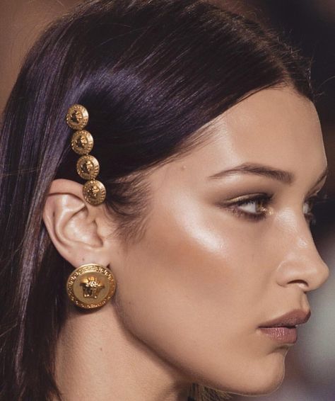 #versace hair clip Fashion Show Makeup, Show Makeup, Camp Half Blood, Makeup Accessories, All Things Beauty, Bella Hadid, Makeup Inspo, Beauty Inspiration, Beauty Make Up