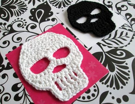 Crochet Skull Patterns, Motif Kait, Grey Butterfly, Crochet Skull, Crochet Vintage, Holiday Crochet, Crochet Motifs, Chale Crochet, Halloween Crochet