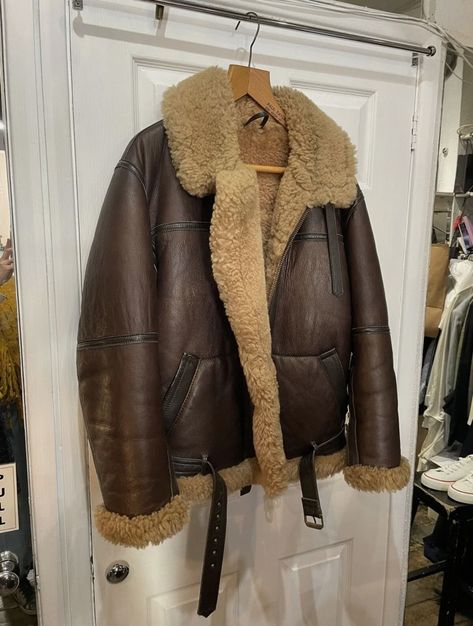 Flying Jacket Outfit, 80s Clothes, Flying Jacket, Eye Eye, Fluffy Jacket, Aviator Jacket, Downtown Outfits, 80s Outfit, Aviator Jackets