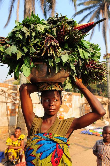 Africa |  Sights and Sounds.  Off to the market.  Vila Bacongo Market, Bangui,Central African Republic African Life, African Market, 인물 드로잉, African People, Central African Republic, Art Africain, Out Of Africa, We Are The World, African Culture