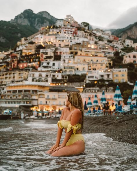 Positano Beach Pictures, Positano Italy Couple, Positano Italy Photography, What To Wear Amalfi Coast, Amalfi Coast Outfits Spring, Positano Beach Club, Positano Picture Ideas, Amalfi Outfits Summer, Sicily Photo Ideas