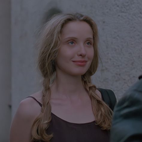 Julie Delpy as Celine in Before Sunrise (1995) #beforesunrise #oldfilm #classic #1990sfilm #ethanhawke #juliedelpy #jesseandceline Before Trilogy, Julie Delpy, Slay Outfits, I Love Cinema, Short Hair Tutorial, Before Sunset, Before Sunrise, French Girls, The Secret History