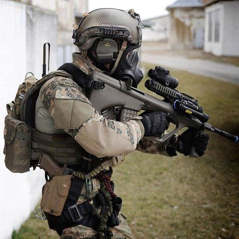 Austrian Jagdkommando operator armed with the Steyr AUG A2 assault rifle. Steyr, Styer Aug, Special Forces Gear, Cow Boys, Military Armor, Military Special Forces, Special Force, Military Soldiers, Military Outfit