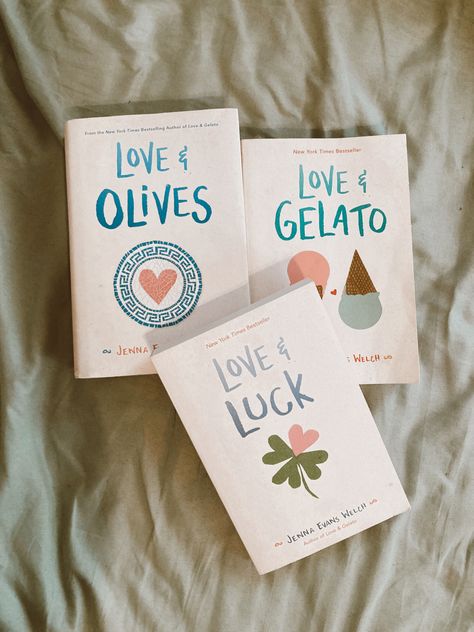 Love And Gelato Series, Books To Read On A Plane, Ya Books Aesthetic, Love And Gelato Book, Preppy Books, Summer Book Recommendations, Romantic Books To Read, Book Series To Read, Tiktok Books