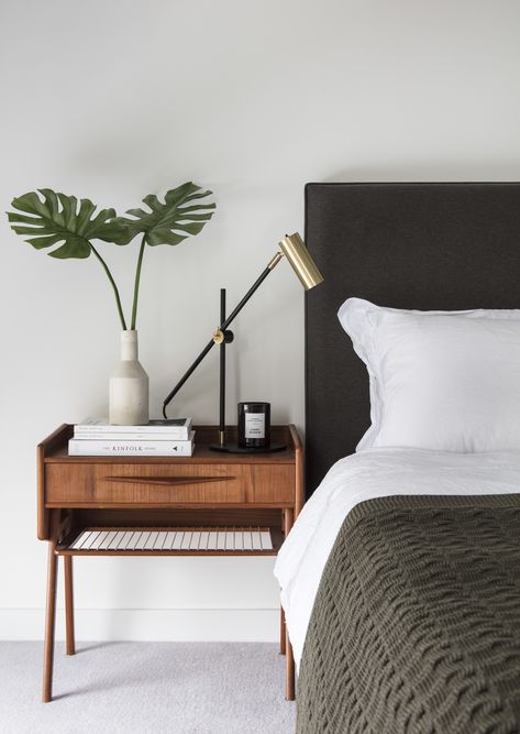 Simple Modern Guest Bedroom, Mid Century Modern Bedroom Small Space, Brown And Black Bedroom Furniture, Men’s Modern Bedroom, West Elm Bedroom, Vintage Modern Bedroom, Interior Design Minimalist, Mid Century Bedroom, Mid Century Modern Bedroom