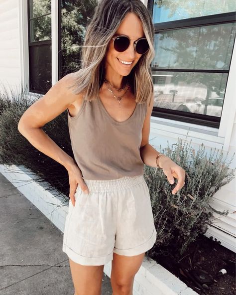 Outfit Con Short, Linen Shorts Outfit, Linen Summer Outfits, Styled Outfits, Summer Layers, Mum Fashion, Look Short, Summer Shorts Outfits, Basic Tops