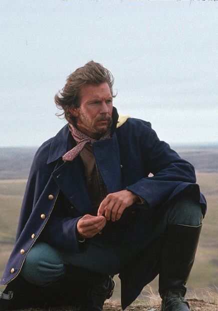 Kevin Costner as Lieutenant Dunbar (Dances with Wolves) in Dances with Wolves. Kevin Costner Dances With Wolves, Cowboy Movies, Native American Movies, Film Dance, Western Hero, Oscar Winning Movies, Beau Film, Dances With Wolves, Into The West