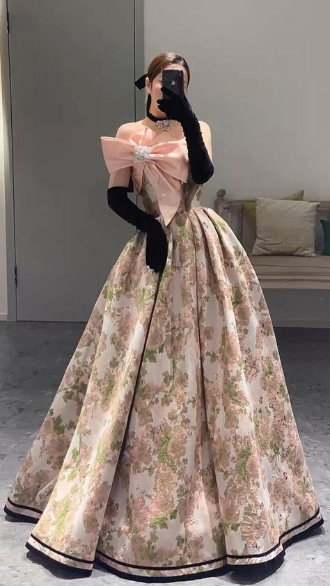 Engagement Dresses Elegant, Outfit Core, Gowns Dresses Elegant, Pakaian Feminin, Old Fashion Dresses, Princess Ball Gowns, Prom Dress Inspiration, Pretty Prom Dresses, Fairytale Dress