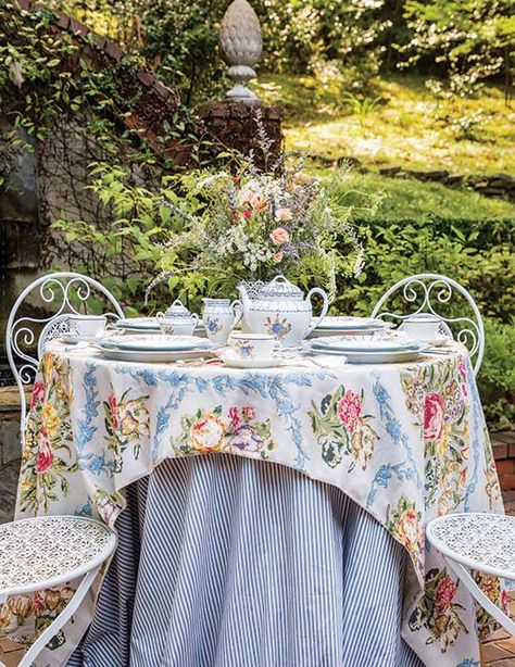 Tea Party Outfit, Outdoor Tea Parties, Tea Party Centerpieces, Afternoon Tea Tables, Tea Sandwich, Royal Tea Parties, Autumn Is Coming, English Tea Party, Tea Party Table