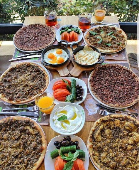 Essen, Ramadan Recipes, Arabic Breakfast, Lebanese Breakfast, Lebanon Food, Lebanese Cuisine, Lebanese Recipes, Persian Food, Morning Breakfast