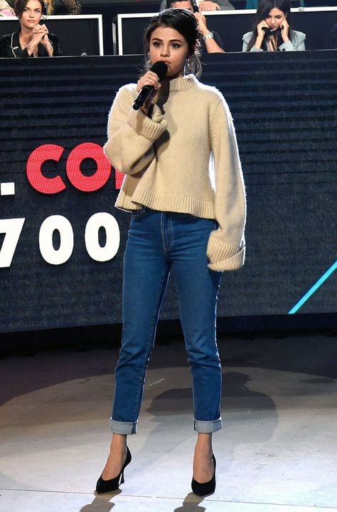 SELENA GOMEZ Selena Gomez Fashion, Selena Gomez Street Style, David Kibbe, Pencil Heels, Selena Gomez Outfits, Celebrity Style Casual, Selena Gomez Style, Celebrity Style Inspiration, Street Style Outfits