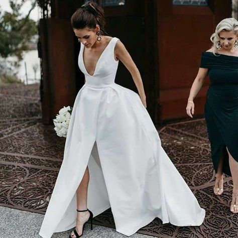 a structural white wedding gown with a front split and black ankle strap shoes for a minimalist look Pnina Tornai, Satin Wedding Dress Simple, Boho Wedding Dress With Sleeves, Mode Teenager, Beach Bridal Dresses, Size 12 Wedding Dress, Wedding Dress Gallery, Satin Wedding Gown, Neck Wedding Dress