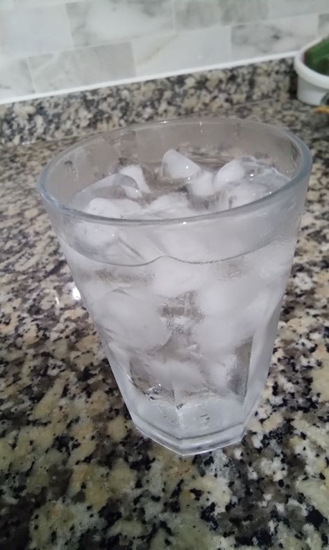 Essen, Water Ice Aesthetic, Iced Water Aesthetic, Cold Water Aesthetic, Ice Water Aesthetic, Drinking Water Aesthetic, Drink Water Motivation, Glass Of Ice Water, Water Core