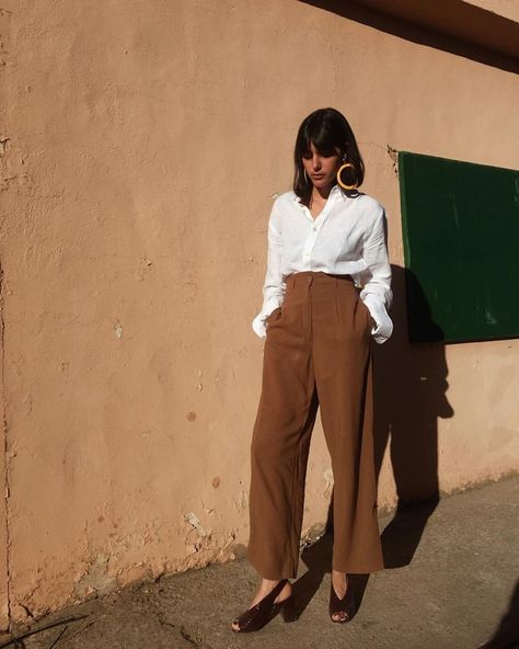 Great way to wear the high waist paint - chic and effortless with the white blouse! Summer Work Outfits, Summer Work Wear, Mode Editorials, 여름 스타일, Outfit Vintage, Stil Inspiration, Workwear Fashion, Modieuze Outfits, Inspiration Mode
