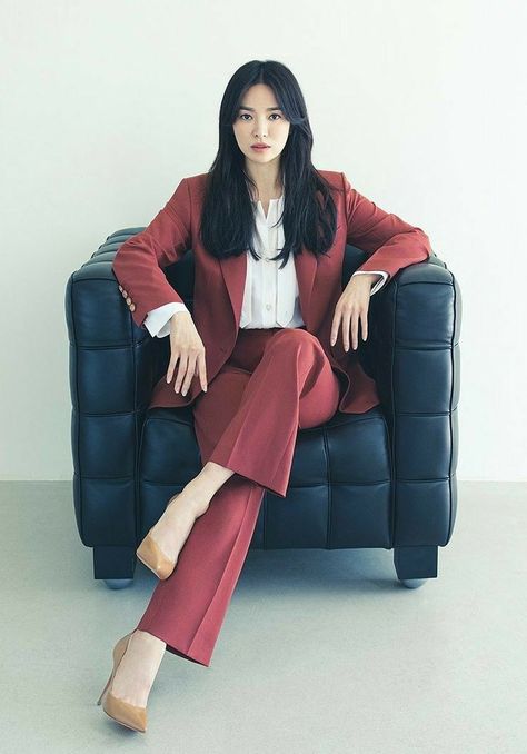 Boss Lady Outfit Business, Song Hye Kyo Style, Boss Lady Outfit, Stylish Office Wear, Linen Style Fashion, Business Dress Women, Women Lawyer, Woman In Suit, Boss Outfit