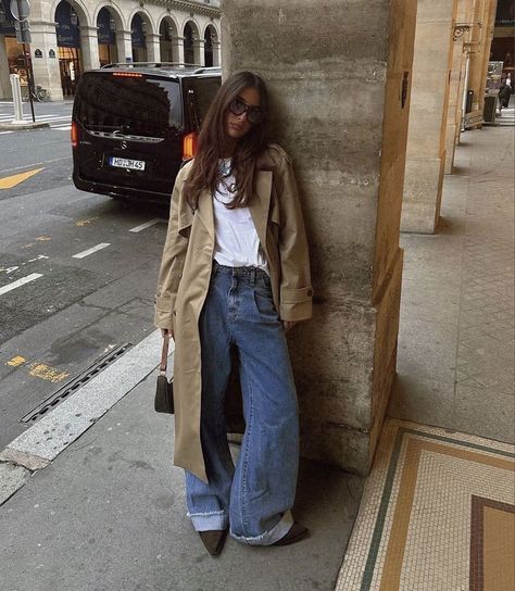Want to emulate that effortless Parisian style this fall and winter? Here are 11 basics you can add to your wardrobe to complete the look! Minimal Edgy Style, Nyc Spring Fashion, May Outfits, Artist Outfits, Glamouröse Outfits, Alledaagse Outfits, Chique Outfit, Mode Hipster, 여름 스타일