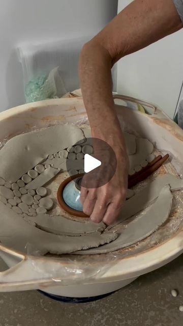 𝙏𝙝𝙚 𝘾𝙚𝙧𝙖𝙢𝙞𝙘 𝙎𝙘𝙝𝙤𝙤𝙡 on Instagram: "How to use a mold ❤️  •••  Follow @rx_ceramics for more!" Ceramic Techniques Surface Design, Coil Ceramics Projects, Pinch Pottery, Pottery Molds, Coil Pottery, Coil Pots, Pottery Vases, Ceramic Molds, Glazing Techniques