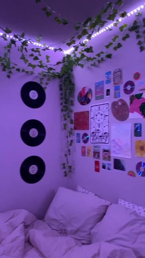 Purple Aesthetic Room Ideas, Sala Grunge, Room Ideas Led Lights, Tiktok Room Aesthetic, Styl Indie, Indie Kid Room, Chambre Indie, Led Room Lighting, Tiktok Room