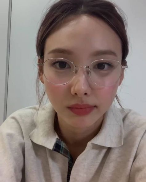 Eye Glasses For Round Face Women, White Glasses Aesthetic, Glasses Without Frame, Glasses Frames For Women Oval Face, Specs For Round Face, Specs Frames Women, Eyeglasses For Round Face, Frames For Round Faces, Asian Glasses