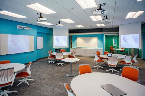 Penn State - Krause Innovation Studio. http://innovation.ed.psu.edu/2012/05/the-learning-space-and-learn-lab-open/ Organisation, High Tech Classroom, Faculty Room, 21st Century Learning Spaces, Active Learning Classroom, Tech Classroom, Collaborative Classroom, Classroom Interior, Collaborative Workspace
