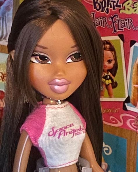 Brown Skin Bratz Doll, Bratz Morena, Bratz Meygan, Cute 2000s Outfits, Sasha Bratz, Bratz Doll Makeup, Bratz Yasmin, Black Bratz Doll, Bratz Doll Outfits