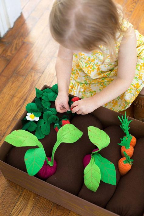 Introduce gardening to your kids with this fun and safe DIY felt garden craft. Aktivitas Montessori, Felt Food, Garden Boxes, Handmade Holiday, Diy Baby, Felt Diy, Baby Crafts, Felt Toys, Diy Toys