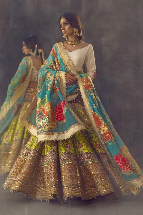 Perhiasan India, Lehnga Designs, Ghagra Choli, Pakistani Bridal Dresses, Pakistani Bridal Wear, Indian Bridal Outfits, Indian Couture, Dress Indian Style, Indian Wedding Outfits