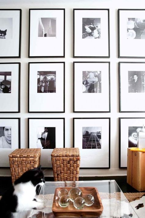 26 Gallery Wall Ideas With Same Size Frames Photo Gallery Wall Layout, Photowall Ideas, Gallery Wall Layout, Photo Wall Gallery, Gallery Wall Inspiration, Black And White Frames, Frame Wall Decor, Wall Gallery, Inspiration Wall