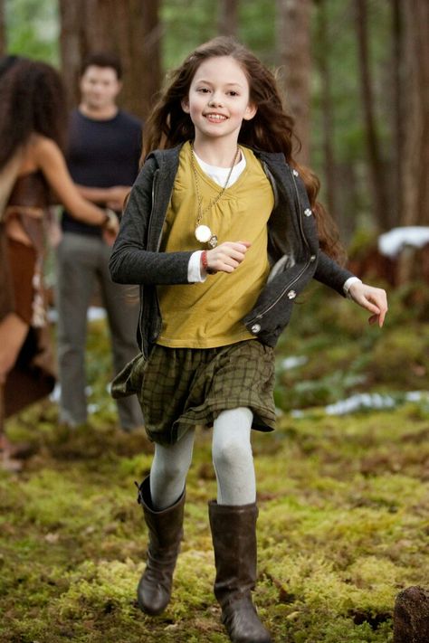 Renessme Twilight Renesmee, Billy Burke, Twilight Saga Series, Georgie Henley, Mackenzie Foy, Twilight Breaking Dawn, Breaking Dawn Part 2, Twilight Film, Twilight New Moon