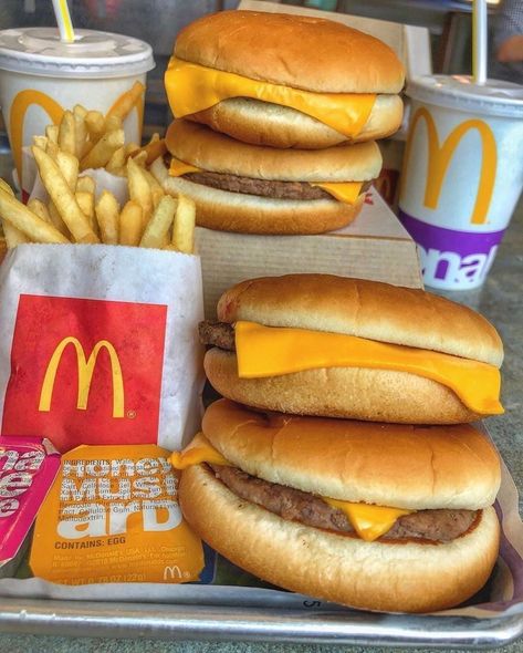 Whats the most you've ever spent on a meal at McDonalds??... Mcdonalds Fast Food, Cheese Burgers, Bebidas Do Starbucks, Junk Food Snacks, Food L, Think Food, Food Goals, Picture Credit, Food Obsession