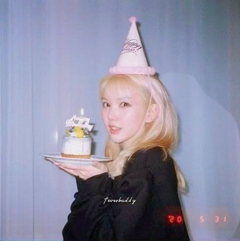 VIVIZ & GFRIEND on Instagram: “HAPPY BIRTHDAY EUNHA! ilysm! continue being yourself because we love you just the way you are💗 hope u know u are always loved! and you…” Birthday Photoshoot Ideas Korean, Happy Birthday Bestie, Cute Birthday Pictures, Happy Birthday Girls, 사진 촬영 포즈, Birthday Fashion, Being Yourself, Asian Short Hair, Korean Birthday